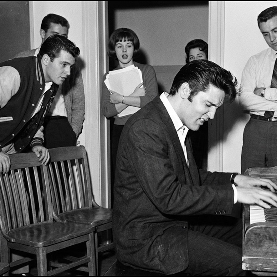 Elvis Walked Into the Wrong Studio and Sat Quietly — What Happened Next She Never Forgot D