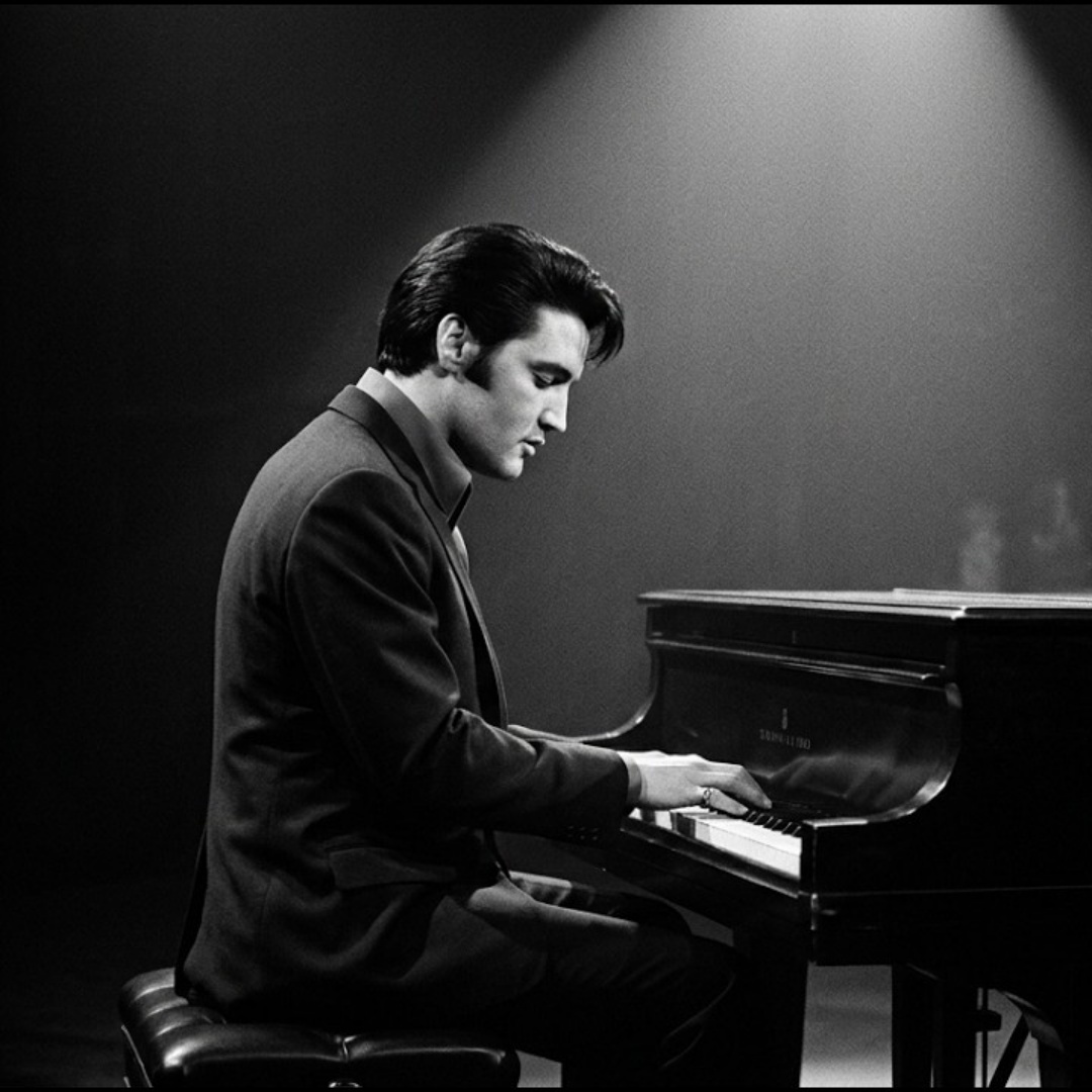Carson Dared Elvis to Play the Piano on Air — Minutes Later, Carson Was in Tears!