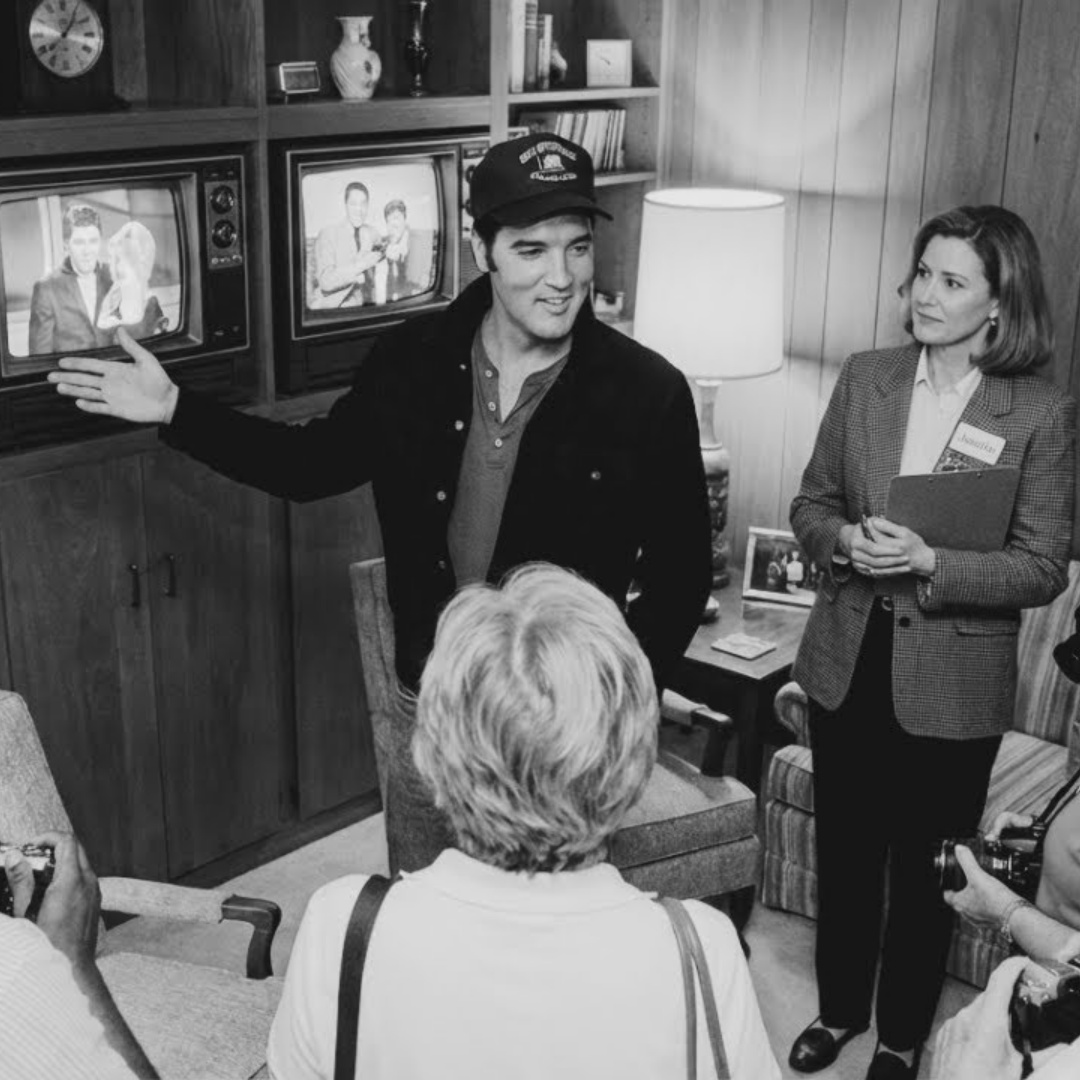 Tour Guide Explained Elvis’s Life to Elvis — His Response Left Her Speechless