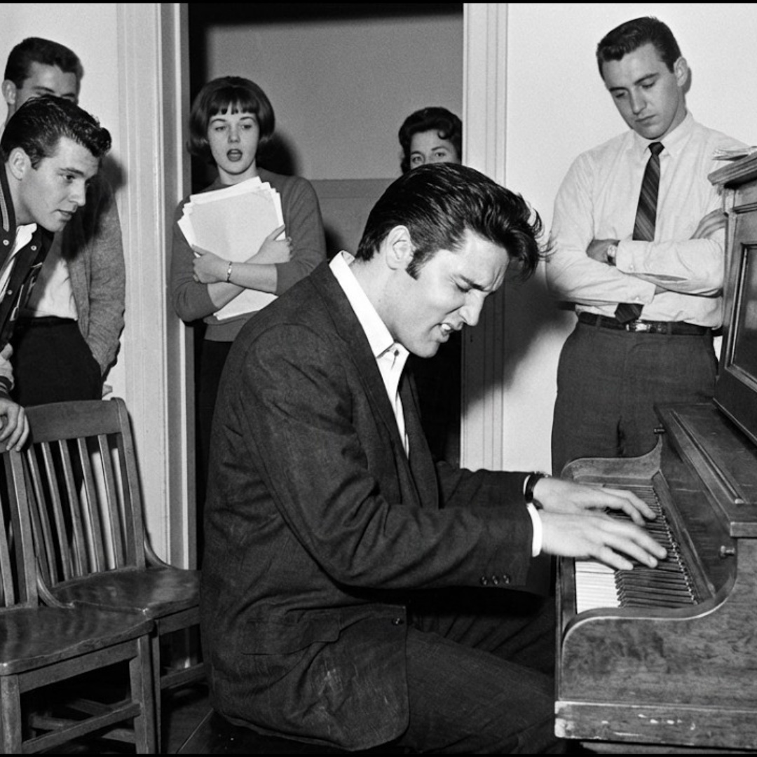 Elvis Walked Into the Wrong Studio and Sat Quietly — What Happened Next She Never Forgot