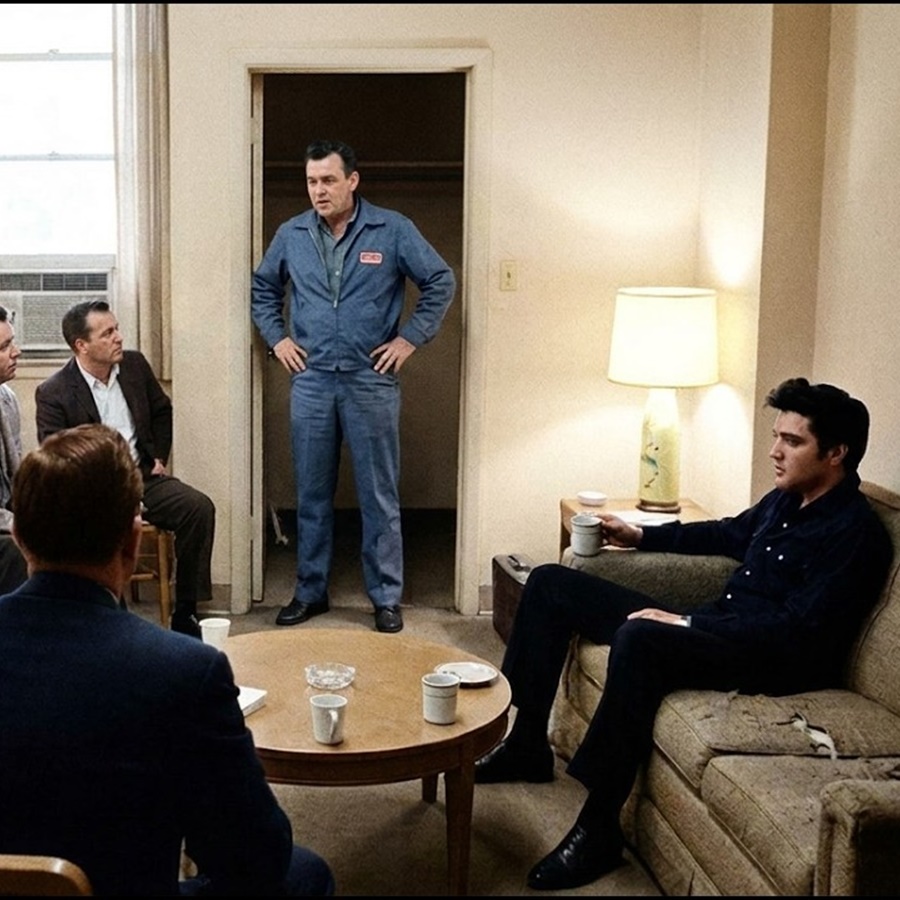 Elvis Presley Was on a Couch When the Opening Act Canceled — What He Did Next LEFT All in TEARS D