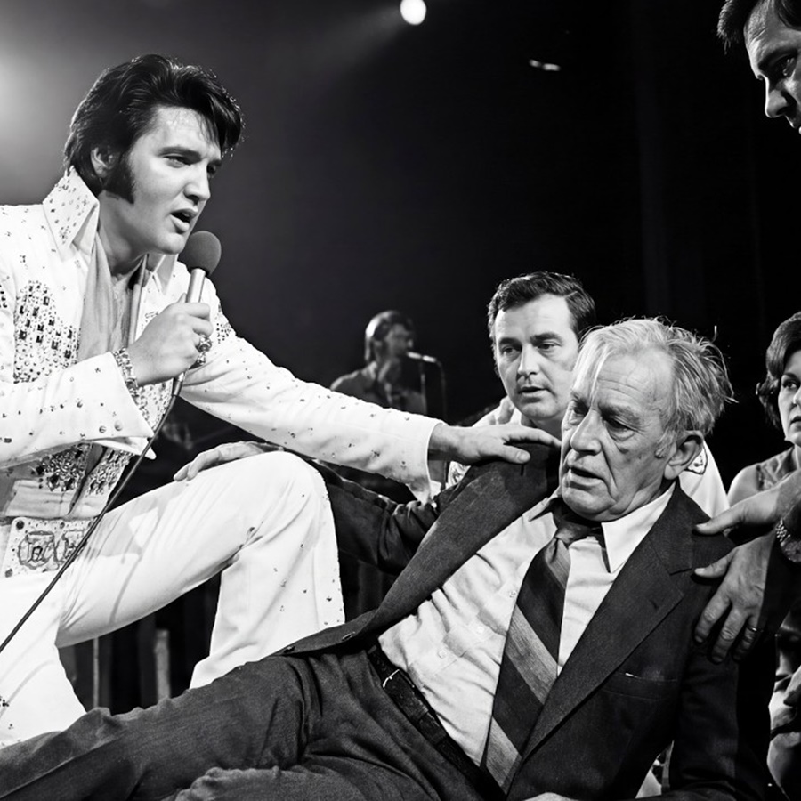 78-Year-Old Man COLLAPSES at Elvis Concert — When Elvis Recognized Him, He Did Something SHOCKING D