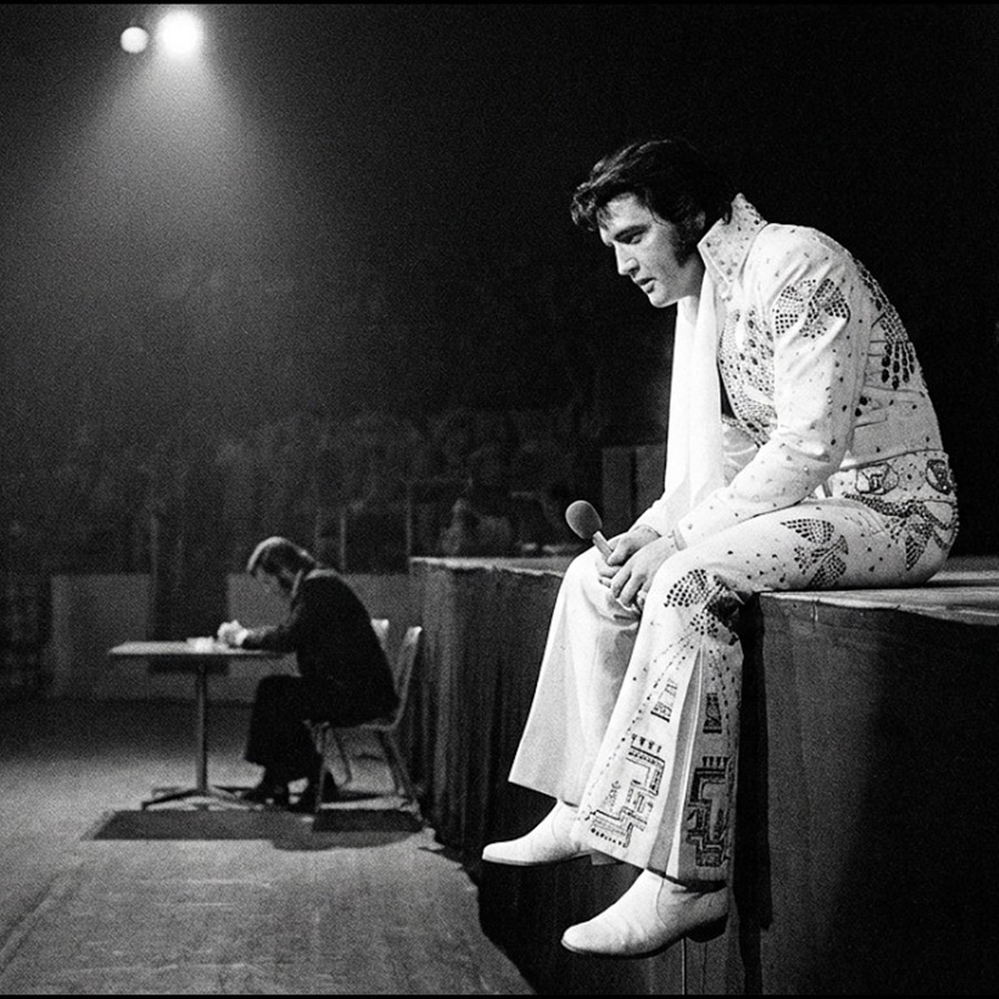 DRUNK Heckler Challenged Elvis On Stage — He Said What Elvis Needed to Hear D