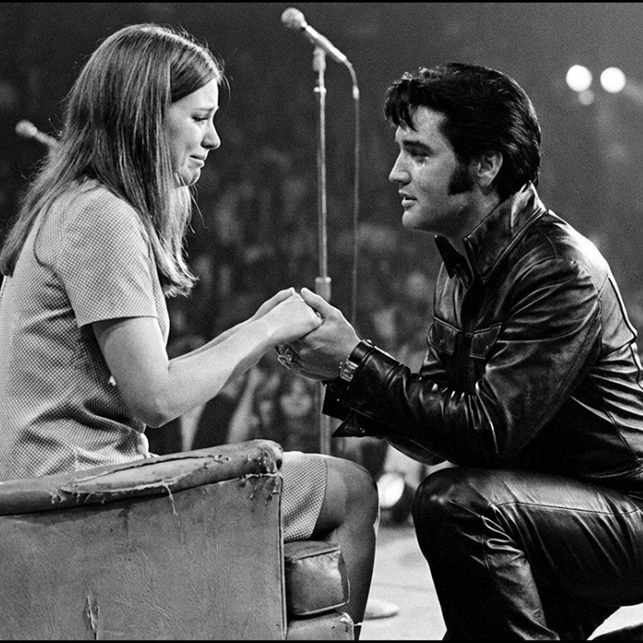 Elvis invited crying woman on stage to ask what’s wrong—her answer made 14,000 people CRY D