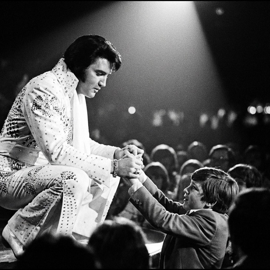 Elvis Pulled a Fan Onto Stage — Then Gave Him Something He’ll Never Forget D