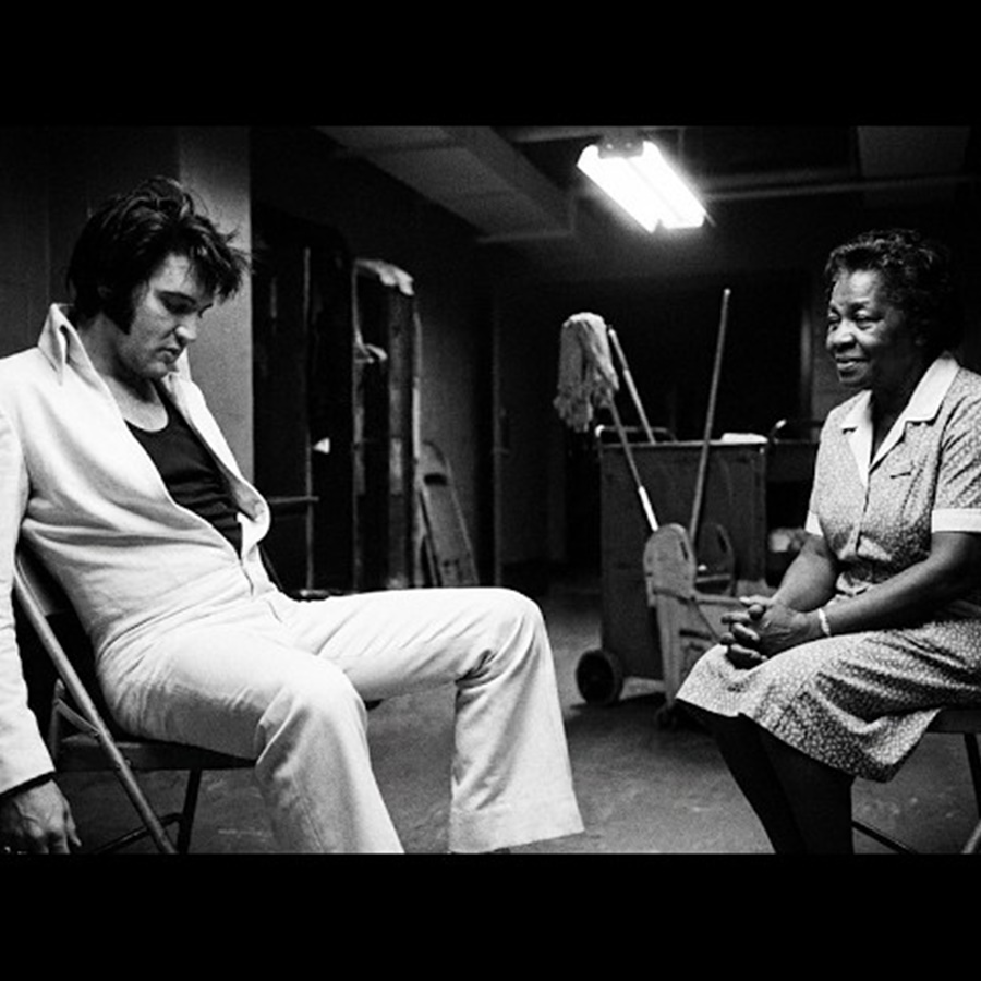 Elvis Presley Was Alone Backstage — Then a Cleaning Lady Walked In D