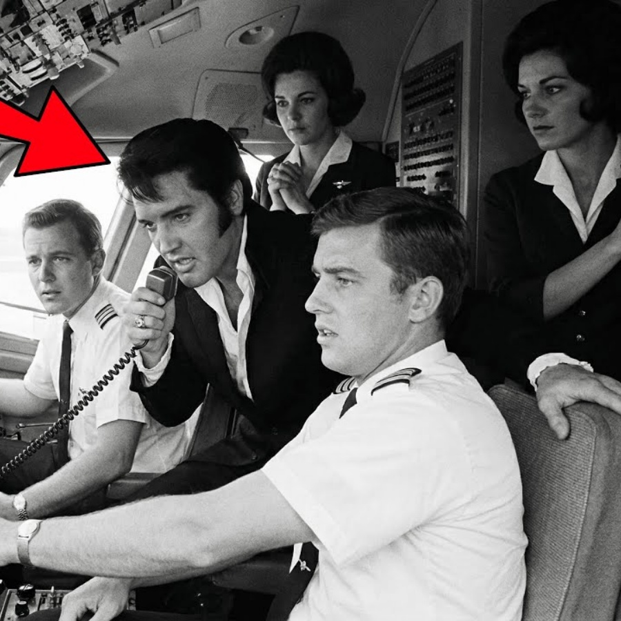 Elvis’s Plane Lost Engine at 30,000 feet — He Grabbed Microphone and What He Said SAVED 80 Lives