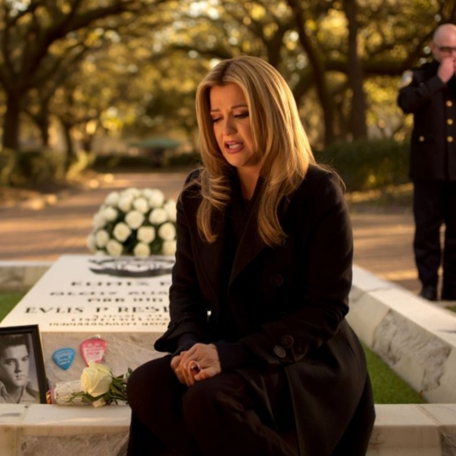 Lisa Marie sat at Elvis’s grave alone — what she said moved the guards to tears