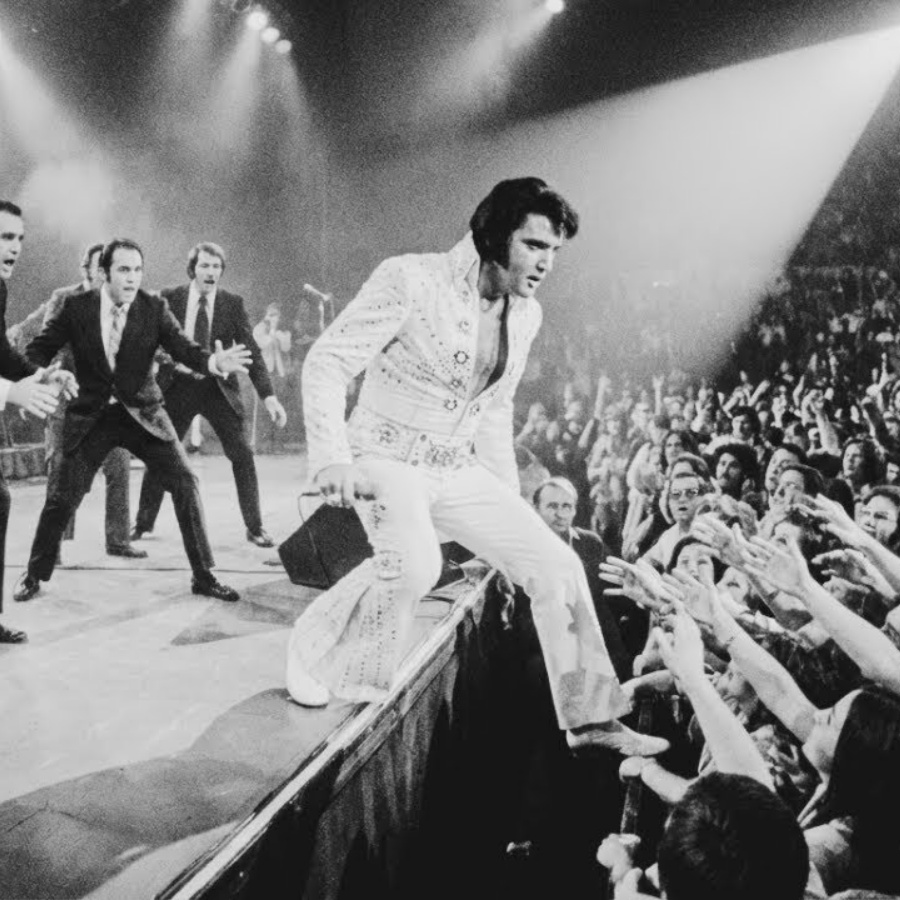 Elvis parou de cantar quando viu isso — o que ele fez em seguida fez 15 mil fãs se levantarem.