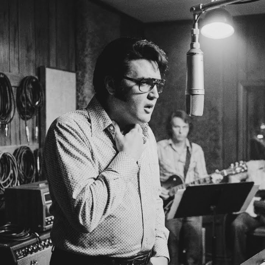 Elvis Stood at the Microphone in Complete SILENCE — His Voice Had Left Him D