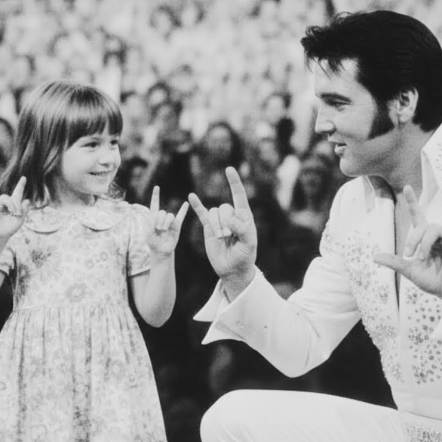 Elvis Froze Mid-Song After Spotting This Girl — Moments Later, History Was Made D