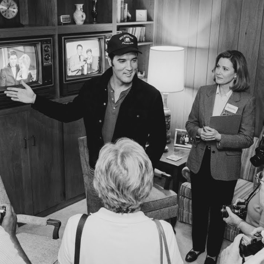 Tour Guide Explained Elvis’s Life to Elvis — His Response Left Her Speechless D