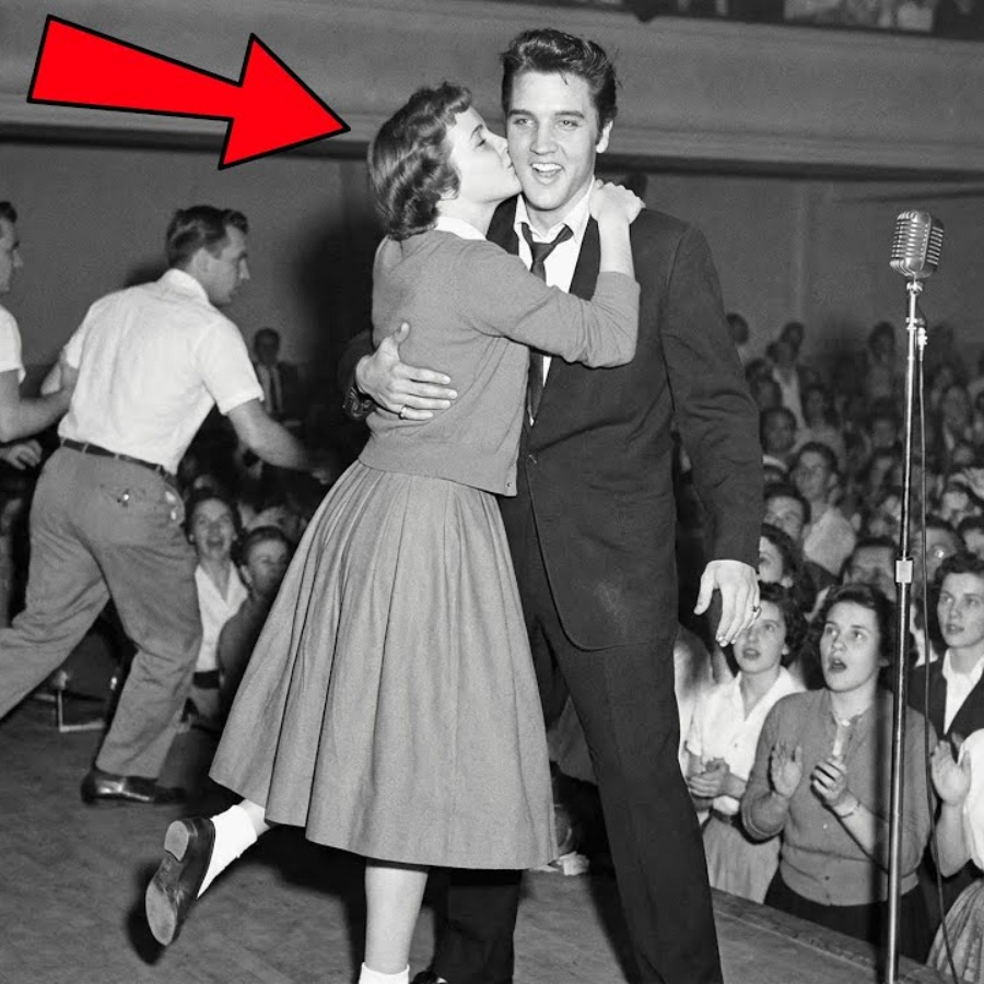 Fan JUMPED on Stage and KISSED Elvis Presley — Security FROZE at What Elvis Did